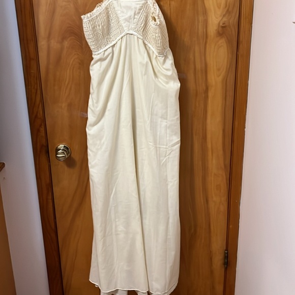 A woman’s long, cotton/polyester dress - Picture 6 of 8